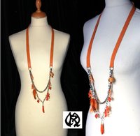 collier long sautoir réédité en cuir orange perles de verre chaines et plumes coordonnées