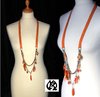 collier long sautoir réédité en cuir orange perles de verre chaines et plumes coordonnées