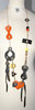 Collier long sautoir style mobile en cuirs chaines et perles tons or noir jaune orange