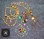 Collier long sautoir spychédélique pendentif breloques et perles tons bronze et multicolore