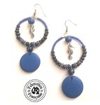 Boucles d'oreilles créoles fantaisie en perles de bois verre et métal tons bleus