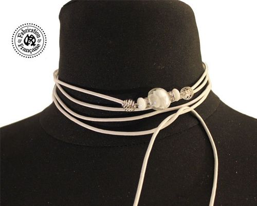 Collier sautoir ethnique chic modulable en fin cuir blanc et perles