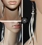 Boucles d'oreilles mi-longues métal argenté perles & fines plumes blanches