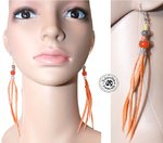 Boucles d'oreilles mi-longues métal argenté perles & fines plumes oranges