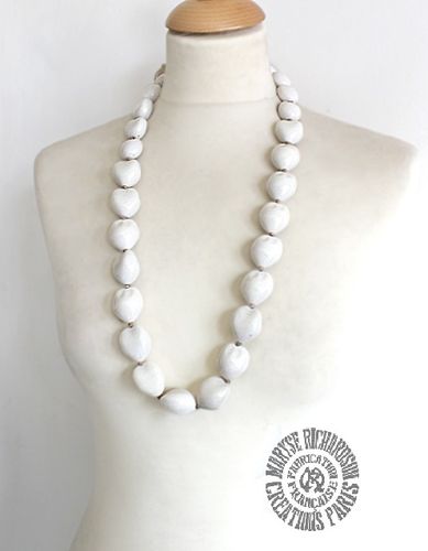 Collier sautoir modèle unique perles en résine ivoire effet noix exotique