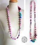 Collier sautoir perles modèle unique bois et tissus style madras tons roses et bleus